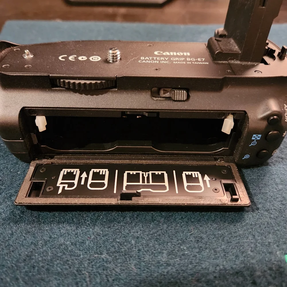 Genuine OEM Canon BG-E7 Battery Grip for Canon EOS 7D Camera